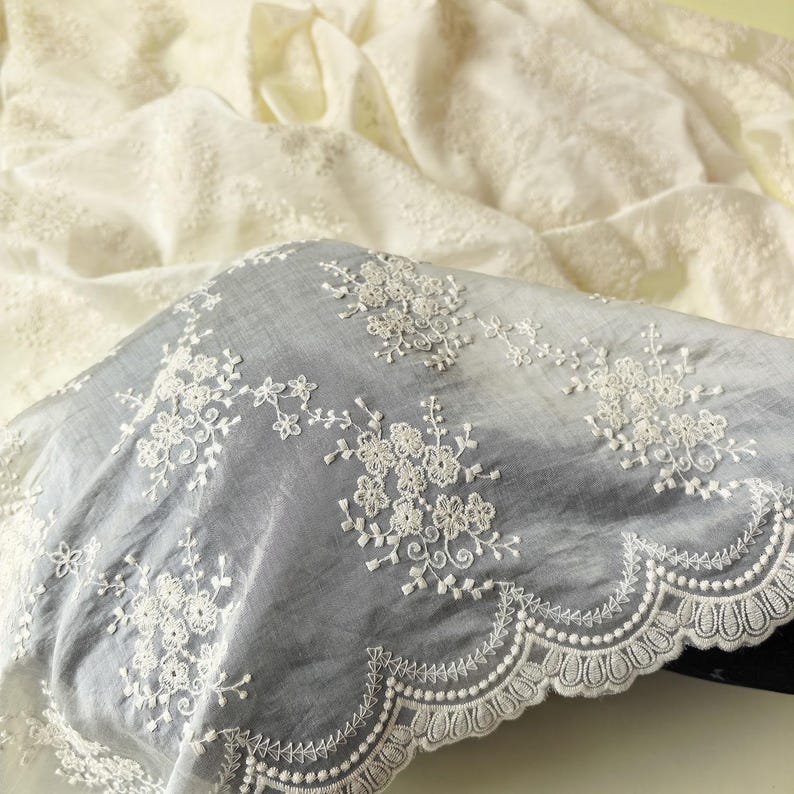 Pu&ograve; includere: Un set di tre barattoli in ceramica con coperchi, con un motivo floreale blu e bianco. I barattoli variano in dimensioni, il pi&ugrave; grande misura circa 20 cm di altezza.