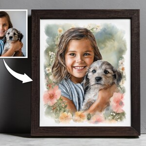 K&ouml;nnte beinhalten: Ein Aquarellbild eines jungen M&auml;dchens mit langen braunen Haaren, das l&auml;chelt und einen kleinen Hund h&auml;lt. Das M&auml;dchen tr&auml;gt ein hellblaues Hemd und der Hund ist wei&szlig; und braun. Das Bild ist von Blumen umgeben.
