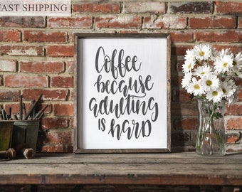 café parce que l’âge adulte est dur, drôle de signe de café, signe de café mignon, cadeau de gag de café, enseigne de café de ferme, décor de café, bar à café, art
