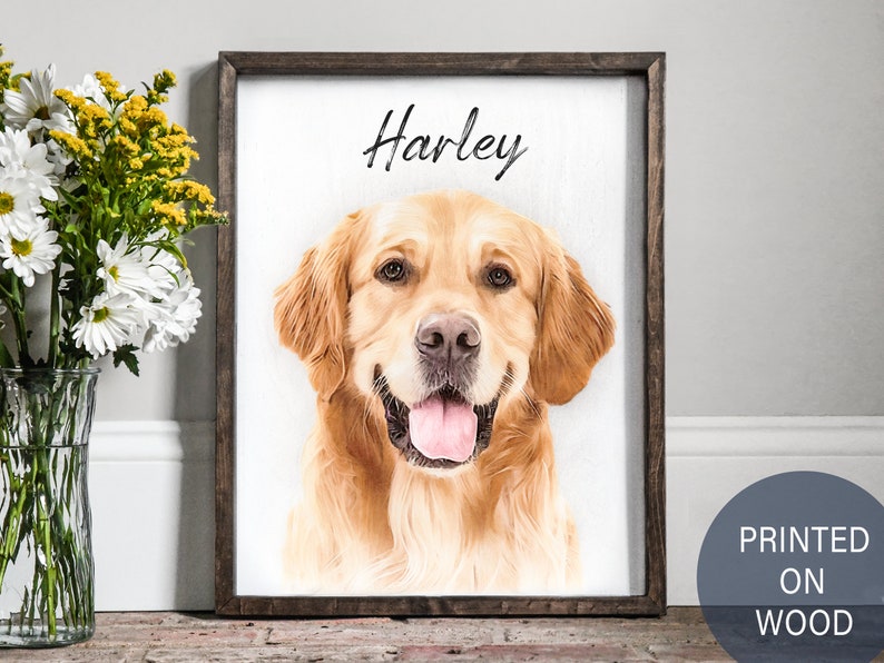 Pode incluir: Uma impress&atilde;o emoldurada de um c&atilde;o golden retriever com o nome "Harley" escrito em preto acima da cabe&ccedil;a do c&atilde;o. A impress&atilde;o est&aacute; em um fundo de madeira e tem uma moldura marrom r&uacute;stica.