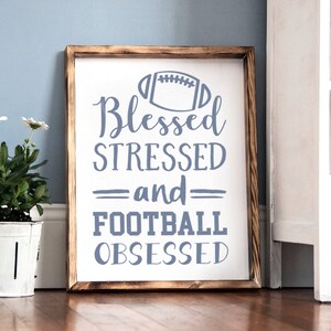 gesegnet gestresst und Fußball obsessed, Fußball Schild, Fußball Dekor, Fußball Mama, custom Football Art, Team Farben, rustikales Fußballschild