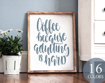 café parce que l’âge adulte est dur, drôle de signe de café, signe de café mignon, cadeau de gag de café, enseigne de café de ferme, décor de café, bar à café, art