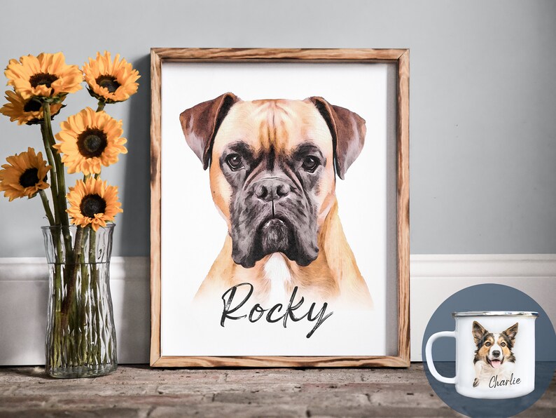Pode incluir: Um retrato em aquarela emoldurado de um c&atilde;o Boxer chamado "Rocky" com pelagem marrom e castanho. Uma caneca de esmalte branco com um retrato de um c&atilde;o chamado "Charlie" tamb&eacute;m &eacute; vis&iacute;vel. Um vaso de vidro transparente cont&eacute;m girass&oacute;is amarelos.