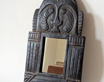 Espejo antiguo de madera tallada de África Occidental / Marco ebonizado / Motivo de máscara totémica zoomorfa