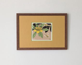 vintage ingelijste Japanse houtsnede | gele bloem en vlinder | kieko atsuzawa botanische kunst