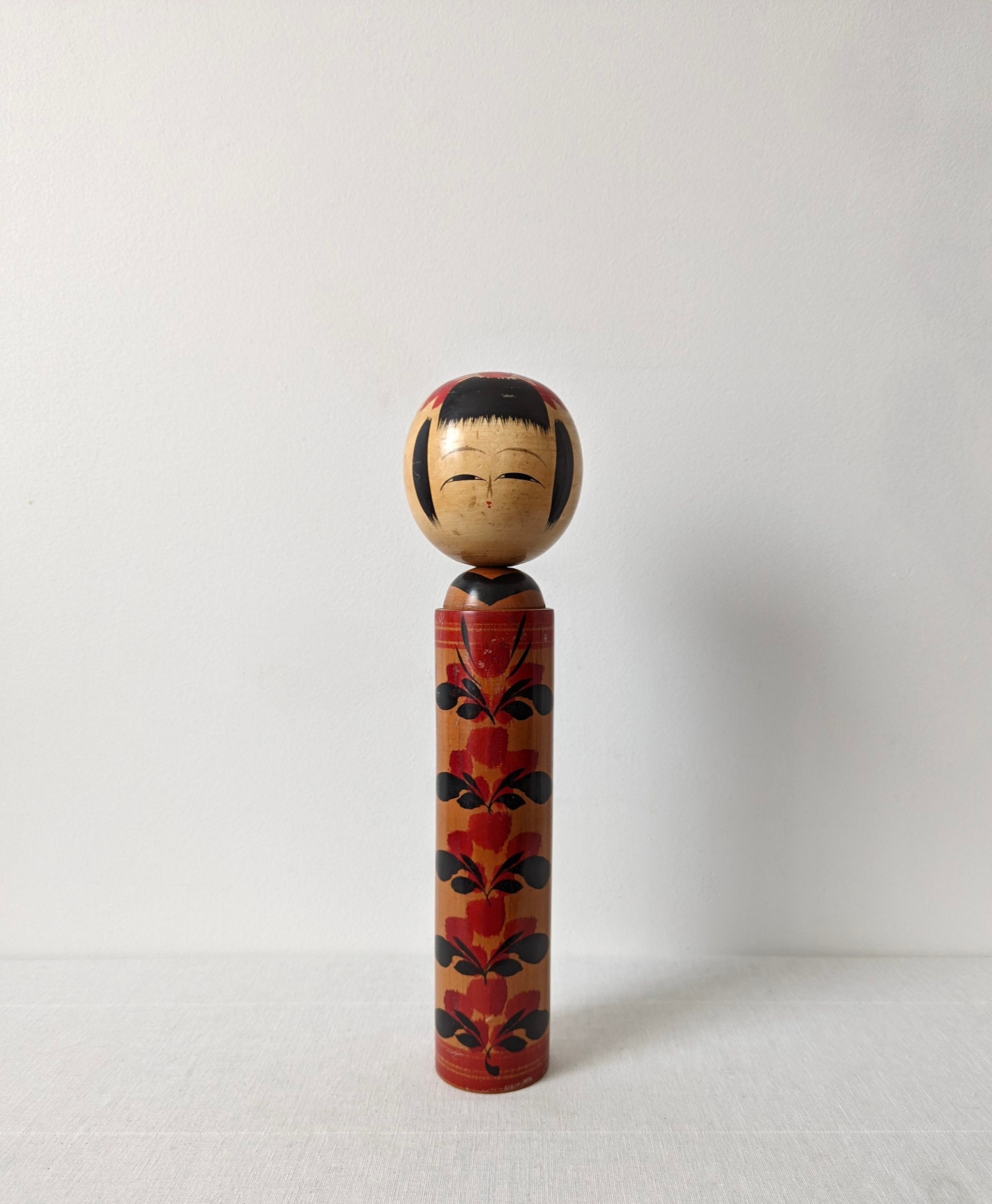 Poupée Kokeshi japonaise vintage Togatta, finition laque, peinte à la main, signature de l'artiste. - France