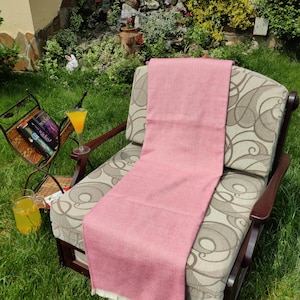 Sie können rosa Baumwolldecke personalisieren - einfarbig 150/200 cm. Schreiben Sie Text auf die Decke mit Fäden.