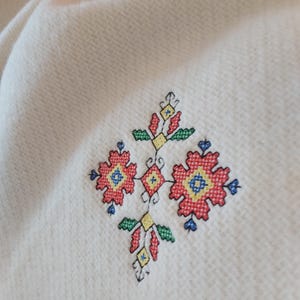 "Sie können diese Babydecke ""personalisieren"" , gestickt schon reine Lammwolle ""A Quadrate" (100/150 cm) ." Schreiben Sie Text auf die Decke.