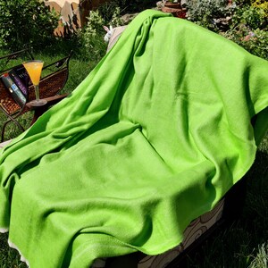 Sie können 150/200 cm grüne Baumwolldecke personalisieren. Schreiben Sie Text auf die Decke mit Fäden.