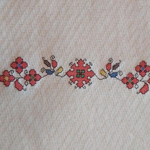 "Sie können diese Babydecke personalisieren, gestickt schon ""Blümchen"" aus Schurwolle 100/150 cm." Schreiben Sie Text auf die Decke.