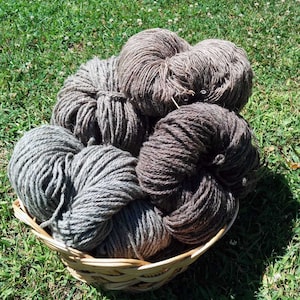 Ungefärbte schwarze Farbe, natürliches Merinowolle Garn, rustikal, aber nicht kratzig, für schonendes Stricken und Häkeln, in Pfund, 1lb/0,450kg