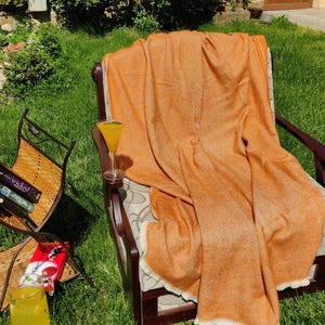 Sie können orange Decke aus Baumwolle personalisieren - einfarbig 150/200 cm. Schreiben Sie Text auf die Decke mit Fäden.