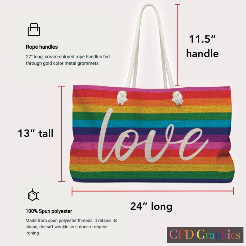 Op de afbeelding: Een regenboog gestreepte tote bag met witte touw handvatten en het woord "love" in wit schrift. De tas is 61 cm lang, 33 cm hoog en de handvatten zijn 29 cm lang. De tas is gemaakt van 100% gesponnen polyester.
