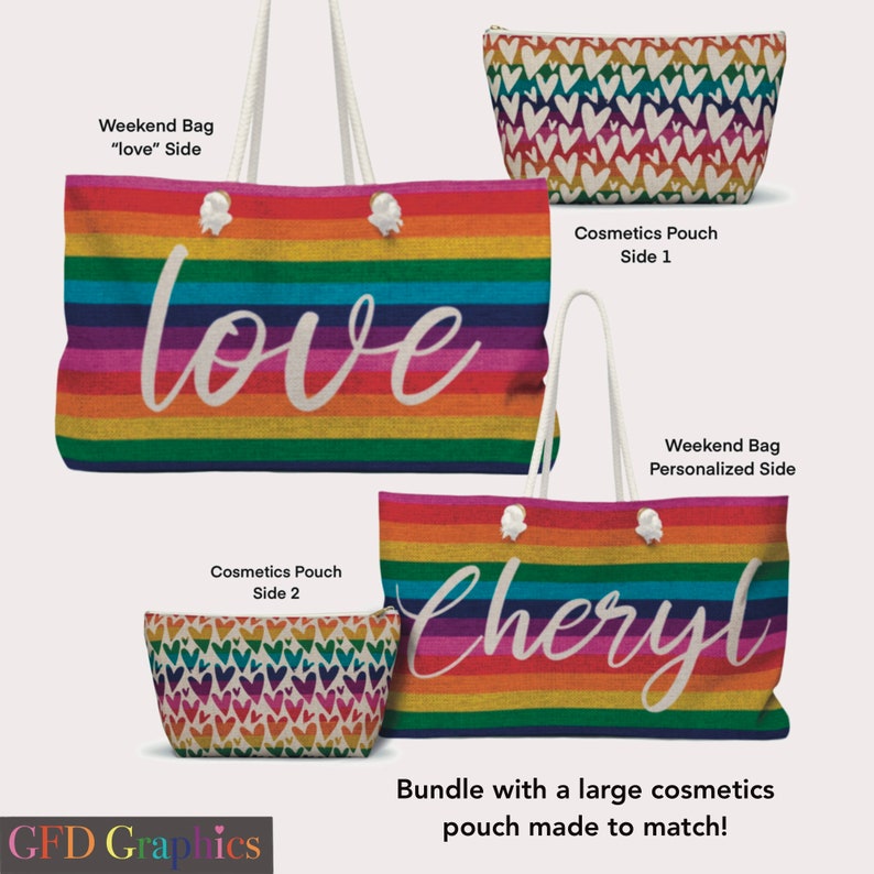 Op de afbeelding: Een set van twee regenboog gestreepte tassen met de woorden "love" en "Cheryl" erop gedrukt. De set bevat ook twee bijpassende toilettassen met een hartjespatroon. De toilettassen zijn gemaakt van een canvasachtig materiaal.