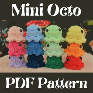 Può includere: Una pila di giocattoli amigurumi di polpo all'uncinetto dai colori vivaci. Ogni polpo è fatto di filato di diversi colori, tra cui rosa, blu, verde, giallo e rosso. Il testo "Mini Octo PDF Pattern" è visualizzato sotto i giocattoli.