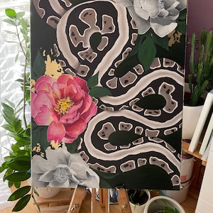 Może przedstawiać: Malowidło przedstawiające węża o czarno-białym wzorze skóry, owiniętego wokół białych, różowych i szarych kwiatów na ciemnozielonym tle.