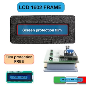 Op de afbeelding: Een zwart LCD 1602 frame met een blauwe schermbeschermer. Het frame is gemaakt in Italië en bevat een gratis film bescherming. Het frame wordt getoond met een groene printplaat en een blauwe en zwarte connector.