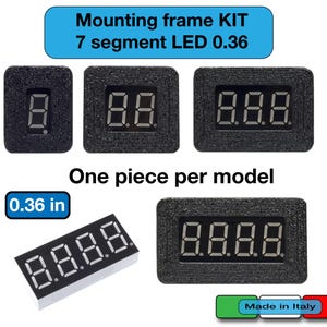 Könnte beinhalten: Ein Satz von vier schwarzen Kunststoff-Montagerahmen für 7-Segment-LED-Anzeigen. Die Rahmen sind für Anzeigen mit einer Zeichenhöhe von 0,36 Zoll ausgelegt. Der Text "Mounting frame KIT 7 segment LED 0.36" und "One piece per model" ist auf dem Bild gedruckt. Das Bild enthält auch den Text "Made in Italy".