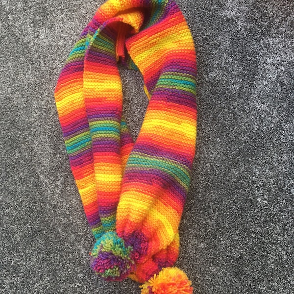 Handgestrickter Regenbogen Schal mit Pom Poms