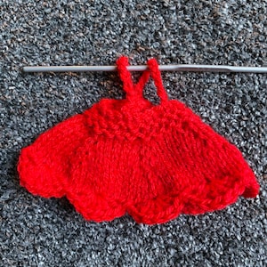 Kleid nach Maß für meinen handgestrickten Frosch