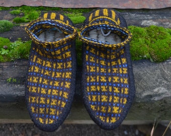 Wool  Foot Warmers, knitted slippers  for Christmas, unisex wool slippers, house shoes grippers, Georgian Wool, geometric patterns