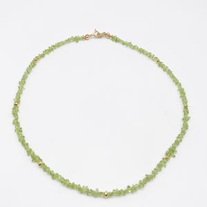 Kette mit Peridot Steinen grün mit 925 Silber Verschluss und Verzierungen vergoldet