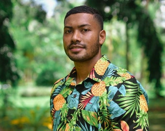 Cotton "Pineapple" Pattern Bula/Aloha Shirt with Coconut buttons. Perfect for luau parties, beach bonfires or family summer vacations.