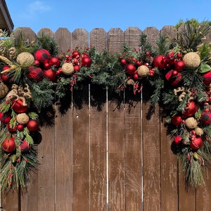 Christmas Garland (Red Flannel & Beige Ornaments) / Guirnalda de Navidad