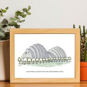Könnte beinhalten: Eine gerahmte Illustration des Kauffman Center for the Performing Arts in Kansas City, Missouri. Die Illustration ist in Schwarzweiß mit einer hellgrauen Waschung. Das Gebäude ist mit einer Reihe von Bäumen davor dargestellt. Der Text "Kauffman Center for the Performing Arts" ist unter der Illustration gedruckt.