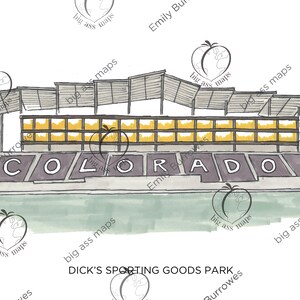 K&ouml;nnte beinhalten: Eine Aquarellillustration eines Stadions mit den Worten "COLORADO" in schwarzen Buchstaben auf dem Boden. Das Stadion hat ein gelbes und braunes Dach auf wei&szlig;em Hintergrund. Der Text "DICK'S SPORTING GOODS PARK" steht unter dem Stadion.