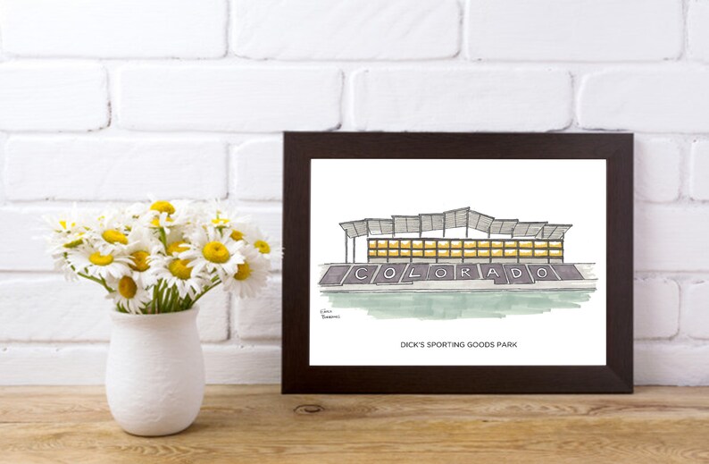 K&ouml;nnte beinhalten: Eine Schwarzwei&szlig;illustration eines Stadions mit dem Text "COLORADO" und "DICK'S SPORTING GOODS PARK" darunter. Das Stadion hat ein graues Dach und gelbe Fenster.