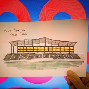 K&ouml;nnte beinhalten: Eine handgezeichnete Illustration eines Geb&auml;udes mit dem Text "Dick's Sporting Goods Park" und "COLORADO" darunter.