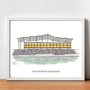K&ouml;nnte beinhalten: Eine handgezeichnete Illustration eines Stadions mit einem grauen Dach und gelben Fenstern. Das Stadion ist mit "COLORADO" beschriftet und hei&szlig;t "DICK'S SPORTING GOODS PARK".