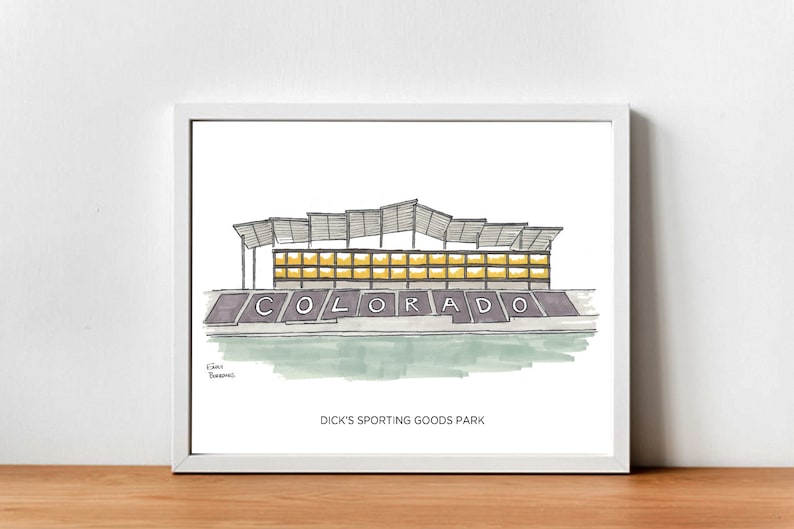 K&ouml;nnte beinhalten: Eine handgezeichnete Illustration eines Stadions mit einem grauen Dach und gelben Fenstern. Das Stadion ist mit "COLORADO" beschriftet und hei&szlig;t "DICK'S SPORTING GOODS PARK".