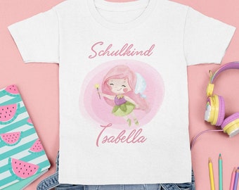 Schulkind Fee | Personalisiert mit Namen | Kinder Statement T-Shirt mit süßem Motiv zur Einschulung | Kindershirt zum 1. Schultag 2022