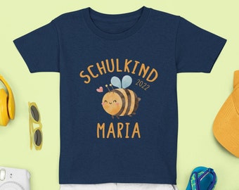 Schulkind Biene | Personalisiert mit Namen und Jahr | Kinder Statement T-Shirt mit Motiv zur Einschulung | Kindershirt zum 1. Schultag 2022