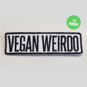 Könnte beinhalten: Weißer rechteckiger Patch mit schwarzem gesticktem Text, der "VEGAN WEIRDO" lautet.