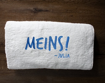 Besticktes Handtuch 50x100cm | MEINS! | 550g personalisiertes Duschtuch mit Namen | Lustiges Geschenk zum Geburtstag für Ihn oder für Sie