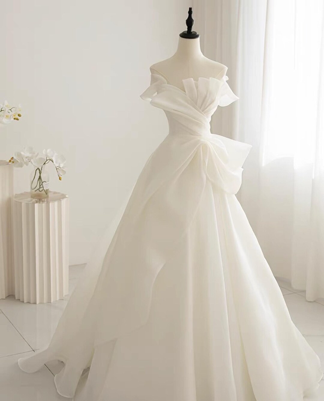 Beauty Strapless Satin Dress - White