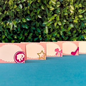 Etiquetas de comida da Barbie, cartões de lugar da Barbie, cartões de barraca da Barbie, etiquetas de boneca rosa, suprimentos para festa de boneca rosa, vamos para a festa