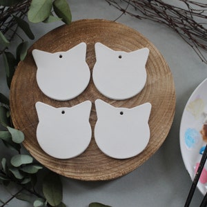 Pacote com 4 gatos de argila em branco, pinte sua própria decoração de argila