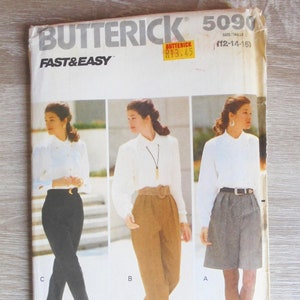 Op de afbeelding: Een vintage Butterick naaipatroon, model 5090, met drie verschillende outfitstijlen. De omslag toont illustraties van een vrouw in een witte blouse met een zwarte broek, een bruine broek en een grijze short. Het patroon is gelabeld "Fast & Easy".