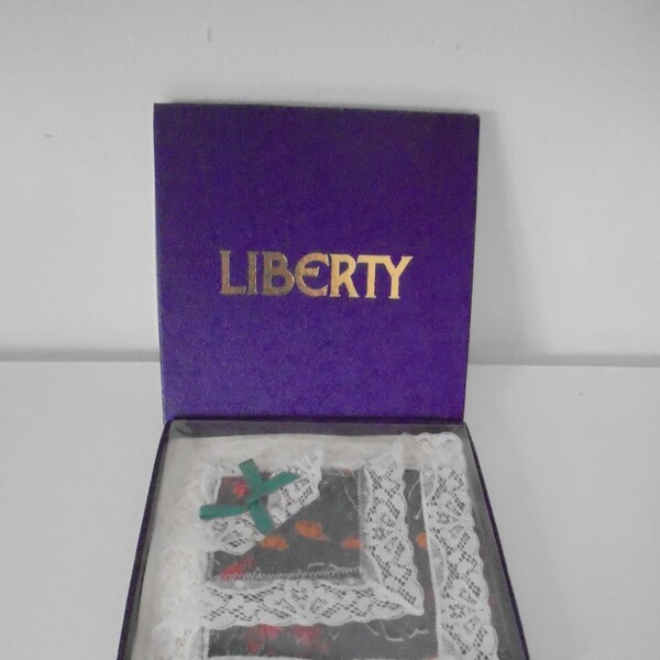 vintage LIBERTY Of London Handkerchief In The Box, Nouveau cadeau rétro rare Cottagecore inutilisé, Floral Reds Greens Yellows, Romantic Lace Edge