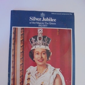 Her Majesty The QUEEN 1552-1977 Official Souvenir Programme, Magazine Marking The Reign Of Elizabeth, A Collectable Piece Of Royal History