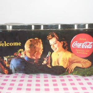 コカコーラ缶ホルダー 8缶入り 戦時中の40年代の雰囲気の写真付き 希少なコレクション品 バー、レストラン、自宅に飾る ブラック シルバー