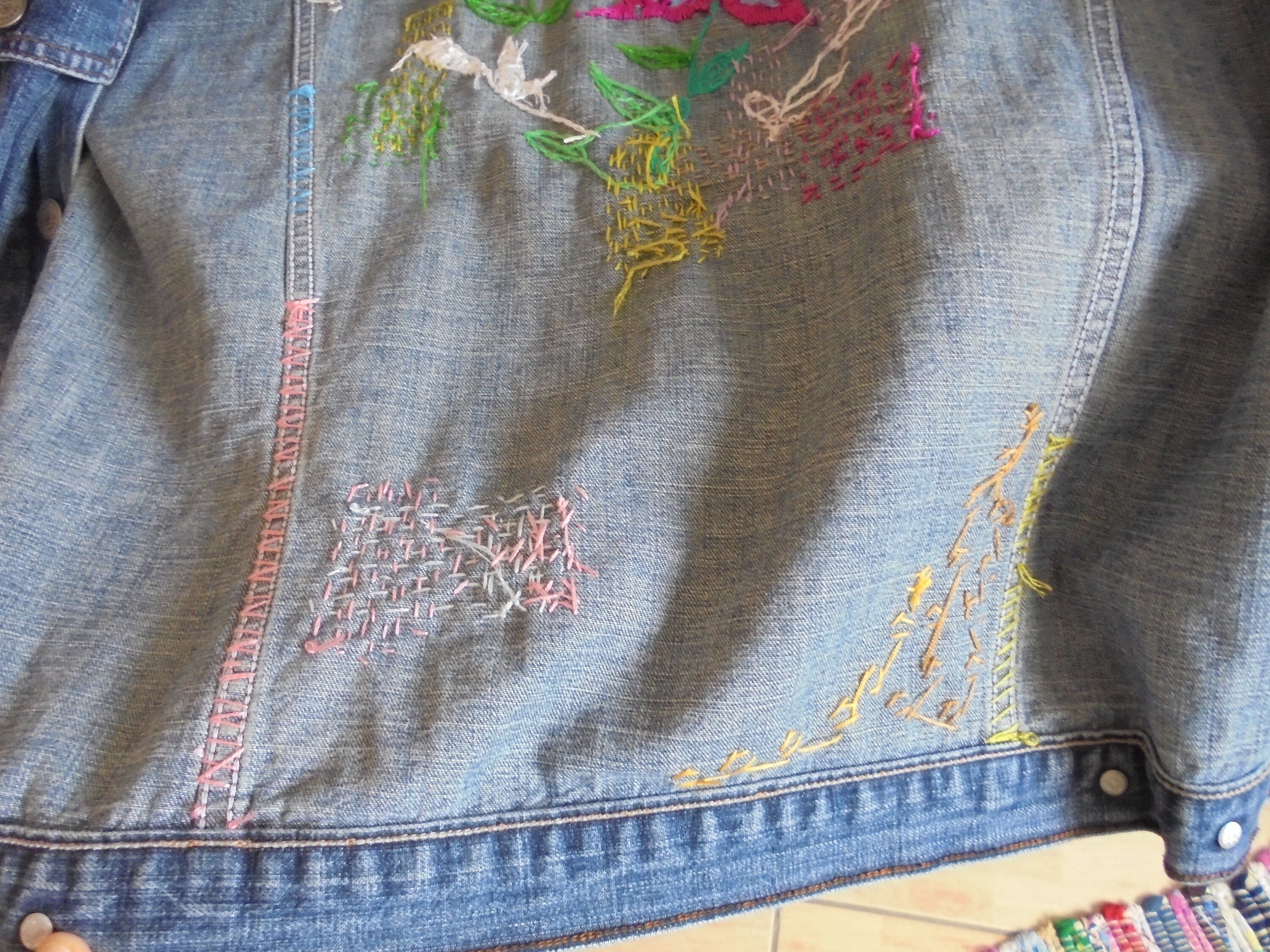 80年代の刺繍入りデニムジャケット、手縫いの花柄ボヘミアンアップ 