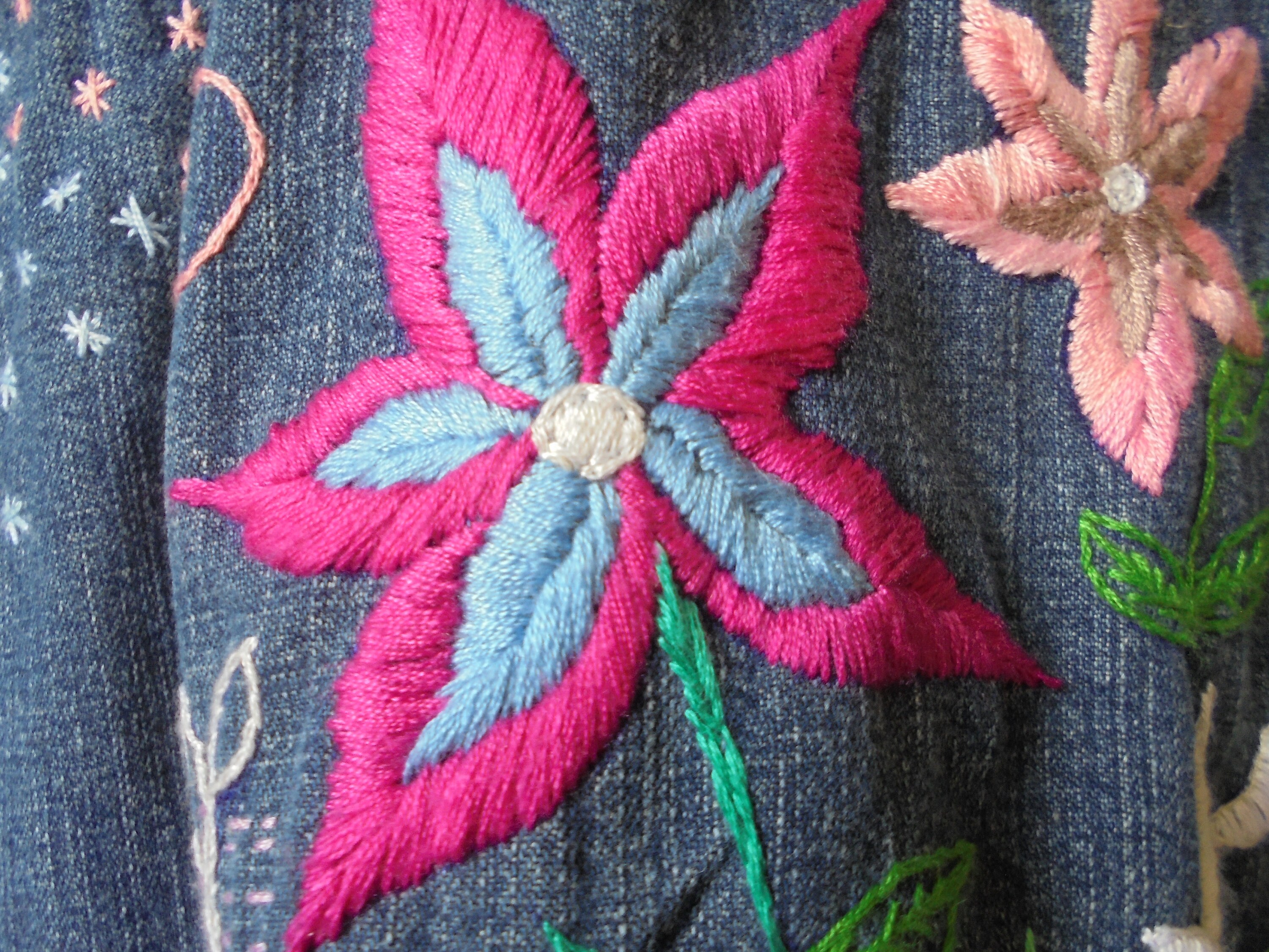 80年代の刺繍入りデニムジャケット、手縫いの花柄ボヘミアンアップ 