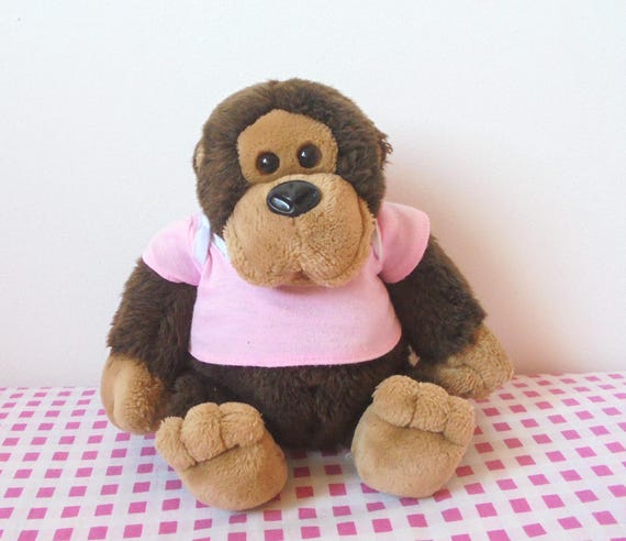 ゴリラ赤ちゃんぬいぐるみ　DAKIN SANFRNCISKO 1985年製ヴィンテージの猿のぬいぐるみ、Dakin Bear製。ピンクのベスト