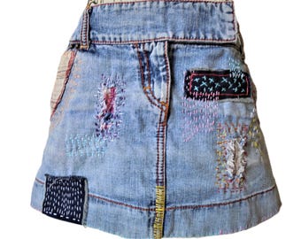 Jupe en jean recyclée brodée festival bohème cousue à la main Mini ambiance hippie unique / patchs points Sashiko multicolore