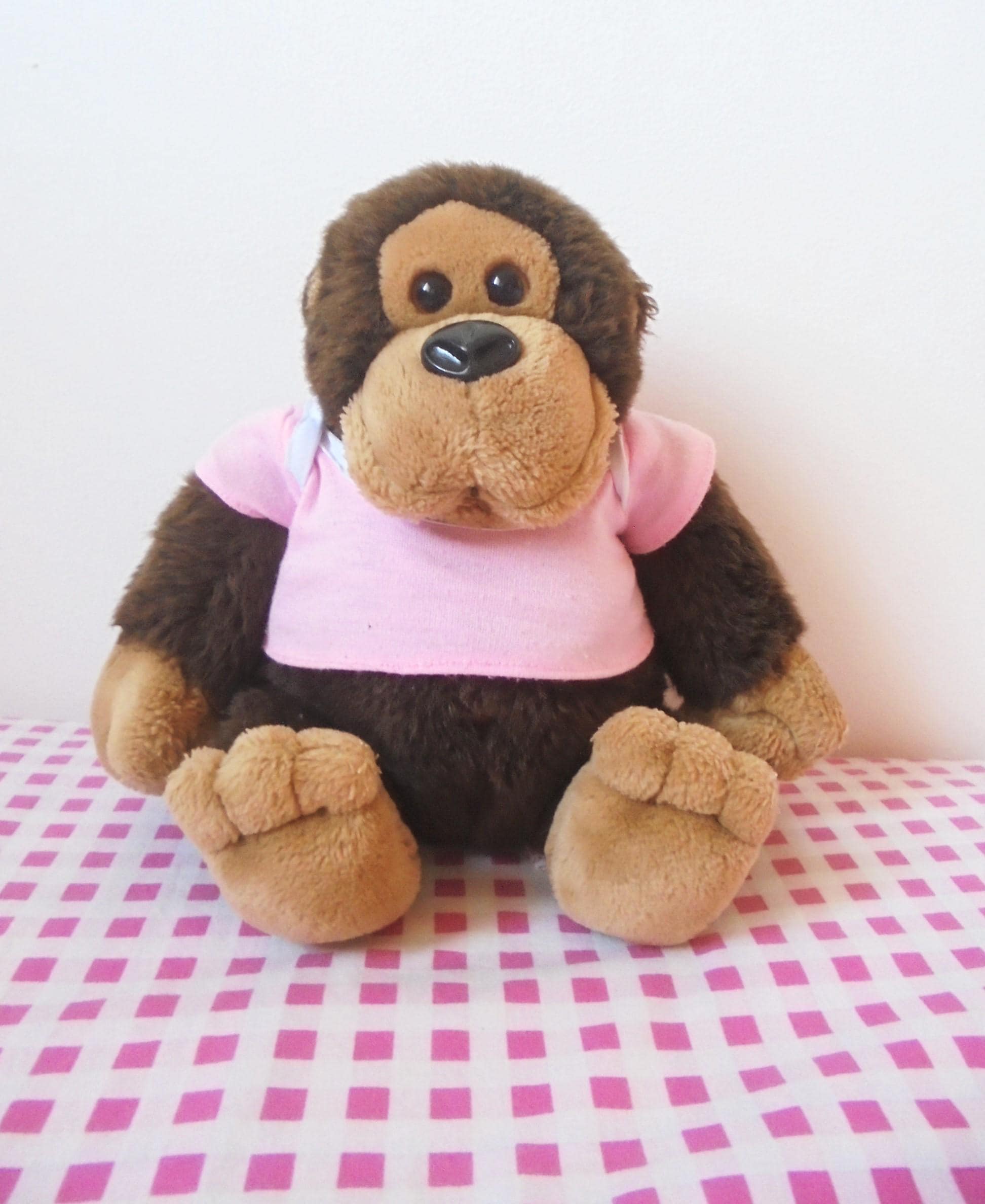 1985年製ヴィンテージの猿のぬいぐるみ、Dakin Bear製。ピンクのベスト